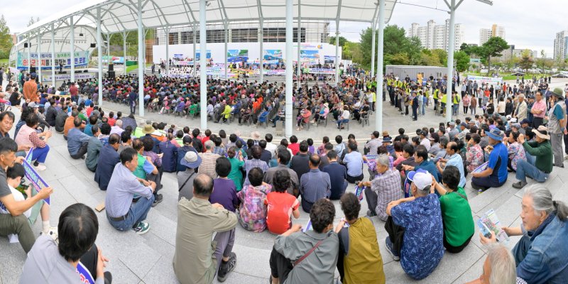 19일 순창군 일품공원에서 열린 농촌기본소득 시범사업 유치 염원 행사에 수많은 군민들이 깊은 관심을 나타내고 있다.(순창군 제공. 재판매 및 DB금지)/뉴스1
