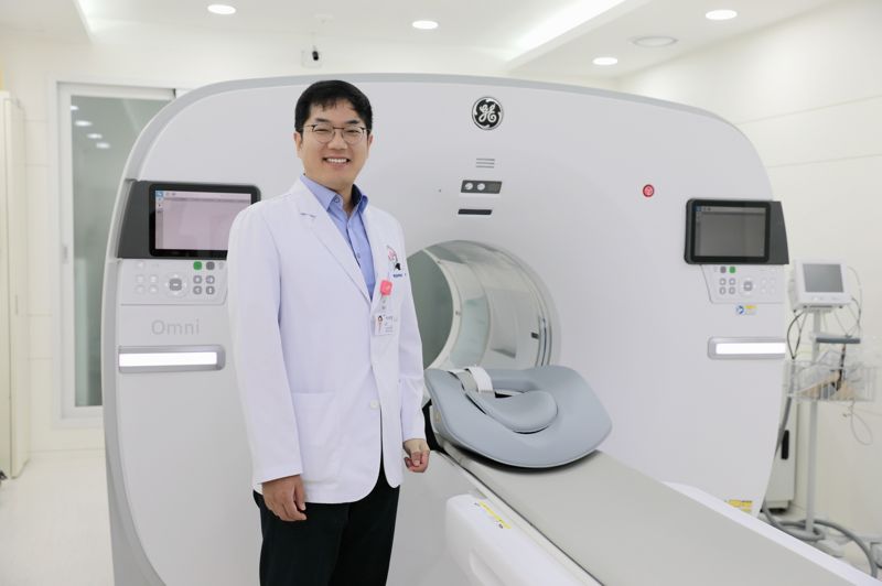 이석현 강남성심병원 영상의학과 교수가 3세대 디지털 양전자 방출 단층촬영(PET-CT) 장비를 설명하고 있다. 강남성심병원 제공
