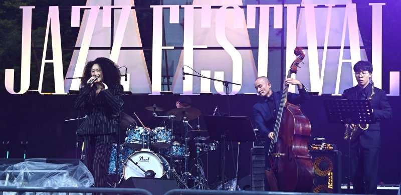 [수원=뉴시스] 김종택 기자 = '2025 수원재즈페스티벌'이 열린 19일 오후 경기 수원시 광교호수공원 재미난 밭에 마련된 무대에서 재즈보컬 양지가 열띤 공연을 펼치고 있다. 2025.09.19. jtk@newsis.com