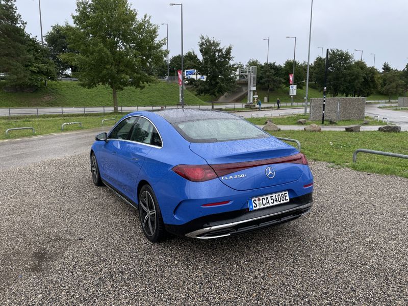 독일 뮌헨 지역에 소재한 알리안츠 아레나 앞에 주차한 '메르세데스-벤츠 CLA 250+ 위드 EQ 테크놀로지'의 뒷 모습. 사진=김학재 기자