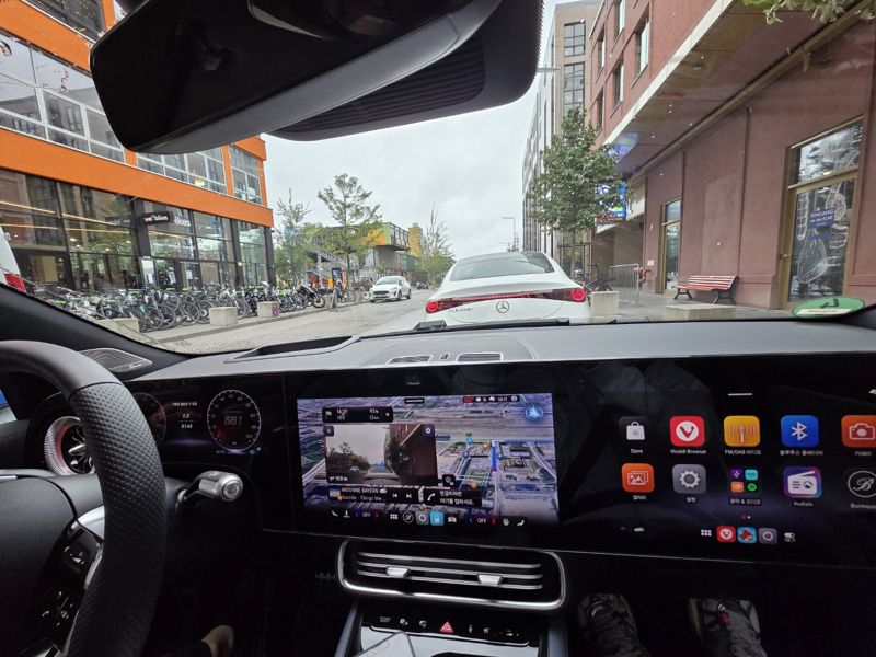 '메르세데스-벤츠 CLA 250+ 위드 EQ 테크놀로지'의 실내 전체 폭을 가로지르는 플로팅 MBUX 슈퍼스크린 모습. 사진=김학재 기자