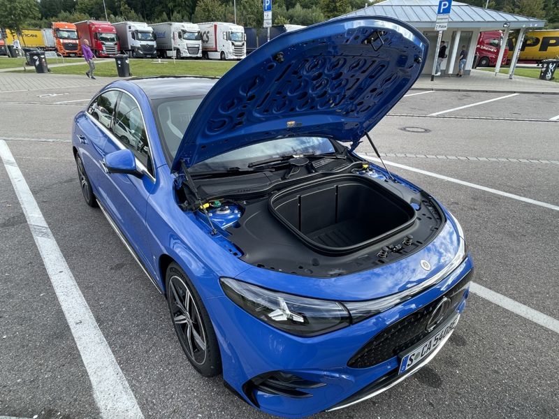 뮌헨 외곽을 벗어나 넬링겐 인근 한 주차장에 주차한 '메르세데스-벤츠 CLA 250+ 위드 EQ 테크놀로지'의 프렁크 모습. 사진=김학재 기자