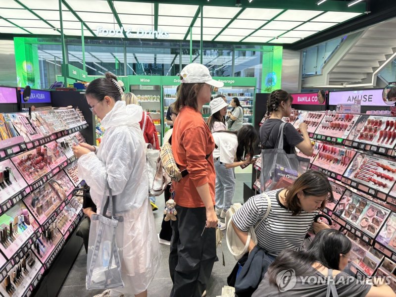 홍대 앞 올리브영을 찾은 중국인 관광객들 (출처=연합뉴스)