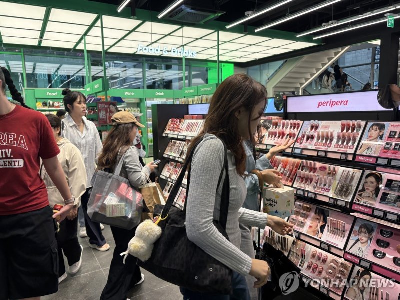 홍대 앞 올리브영을 찾은 중국인 관광객들 (출처=연합뉴스)