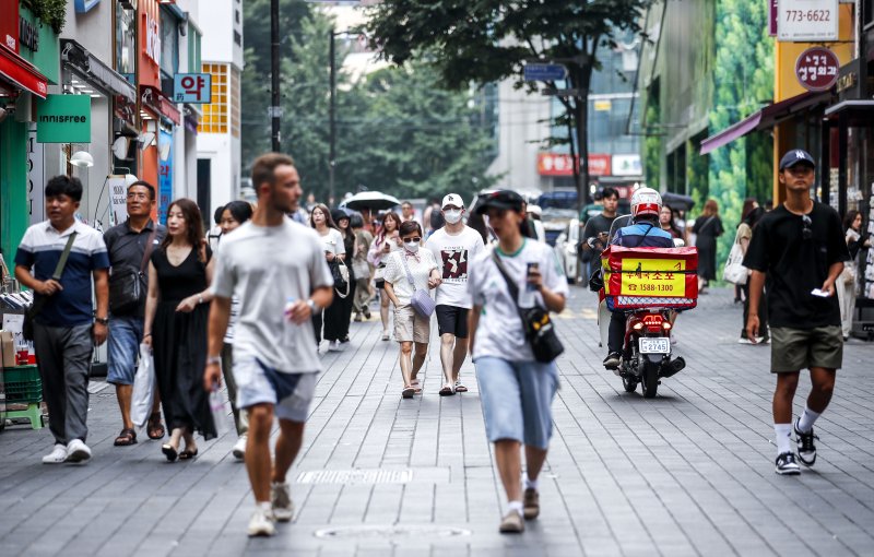 [서울=뉴시스] 정병혁 기자 = 지난해 8월 14일 서울 중구 명동거리가 여행객들로 붐비고 있다. 2023.08.14. jhope@newsis.com