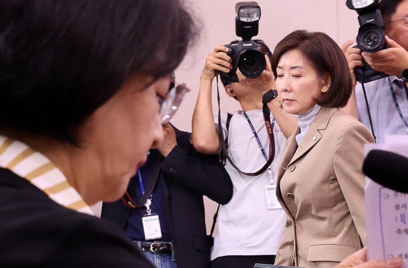 [서울=뉴시스] 김명년 기자 = 나경원 국민의힘 의원이 16일 오전 서울 여의도 국회에서 열린 법사위 전체회의에서 본인의 간사 선임안에 대한 무기명 투표를 앞두고 정회되자 자리를 떠나고 있다. 2025.09.16. kmn@newsis.com