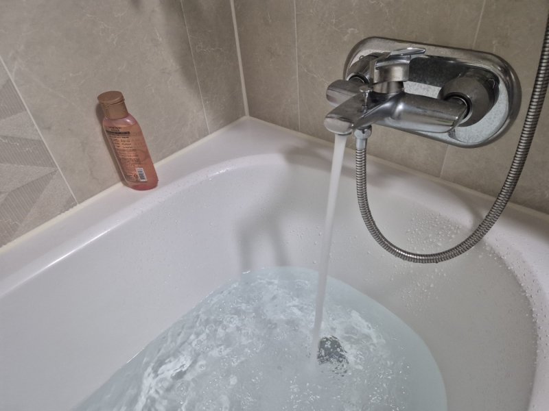 지역 저수조 용량 100톤 이상 아파트 113곳에 대한 시간제 제한급수가 풀린 19일 저녁 강릉 회산동의 한 아파트 욕실에 수돗물이 공급되고 있다. 2025.9.19/뉴스1