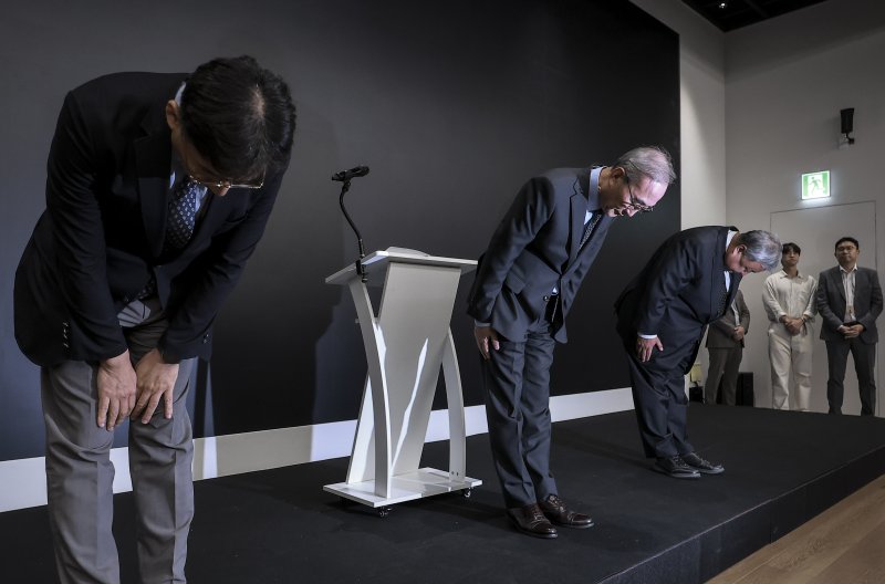 [서울=뉴시스] 정병혁 기자 = 김영섭 KT 대표이사가 지난 11일 서울 종로구 KT 광화문빌딩 웨스트 사옥에서 열린 소액결제 피해 관련 기자 브리핑에서 고개 숙여 사과하고 있다. 왼쪽부터 서창석 KT 네트워크부문장, 김 대표이사, 이현석 KT 고객(Customer)부문장. 2025.09.11. jhope@newsis.com