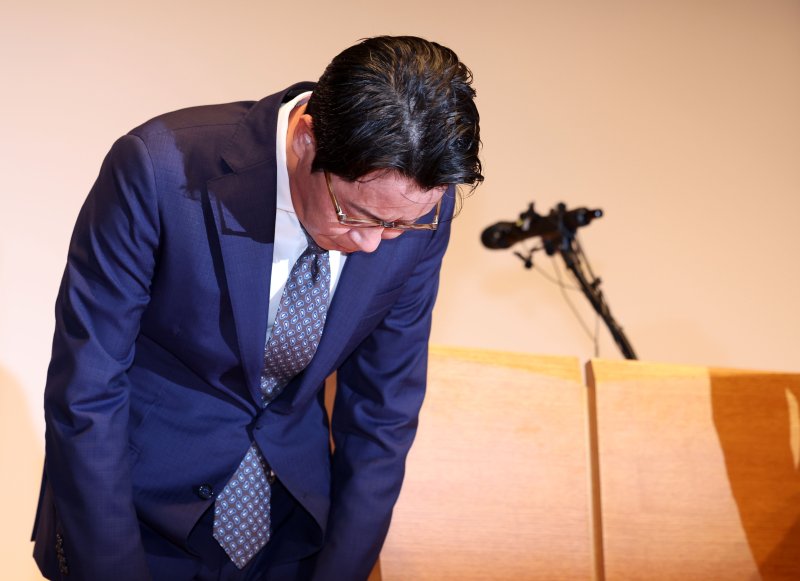 [서울=뉴시스] 홍효식 기자 = 조좌진 롯데카드 대표이사 사장이 지난 18일 서울 중구 부영태평빌딩에서 사이버 침해 사고에 대한 대고객 사과를 하고 있다. 2025.09.18. yesphoto@newsis.com