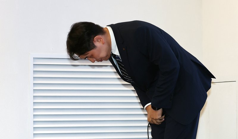 구재형 KT 네트워크부문 네트워크기술본부장이 18일 오후 서울 종로구 KT광화문빌딩에서 열린 KT 소액결제 피해 관련 대응 현황 발표 기자회견에서 허리 숙여 사과하고 있다. 2025.9.18/뉴스1 ⓒ News1 김진환 기자