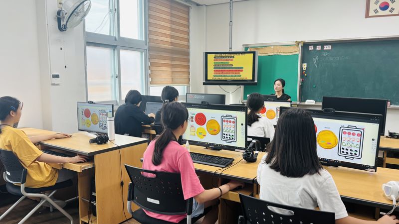 전남도와 전남인재평생교육진흥원이 도서지역 청소년의 미래 디지털 역량 강화를 위해 전남정보문화산업진흥원과 협력해 '섬드림 캠프'<사진>를 추진한다. 전남도 제공