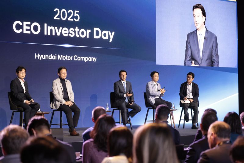 차량아키텍처&인테그레이션센터 유지한 전무(왼쪽부터), 전동화에너지솔루션담당 김창환 부사장, 호세 무뇨스 대표이사 사장, CFO 이승조 부사장, IR 담당 구자용 부사장이 2025 현대차 CEO 인베스터 데이 투자자 대상 Q&A에서 질의응답하고 있다.