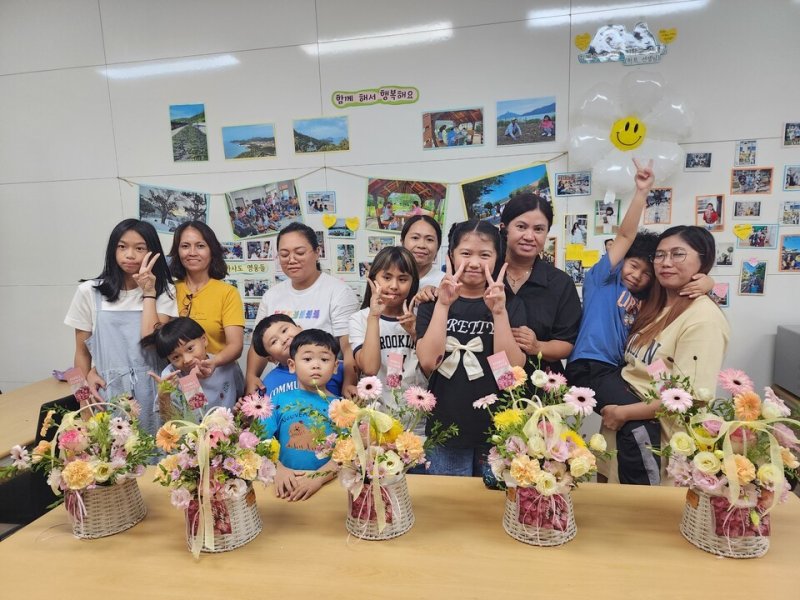 '교육 공동체 플라워 클래스' 참가 학생들과 학부모, 교사들이 기념사진을 찍고 있다.(전남교육청 제공, 재판매 및 DB 금지)/뉴스1