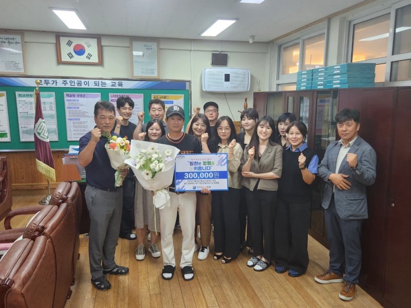 '칭찬합시다' 8월 대상사로 선정된 화순고 야구부 최길환 지도자와 동교 교사들이 기념사진을 찍고 있다.(전남교육청 제공, 재판매 및 DB 금지)/뉴스1