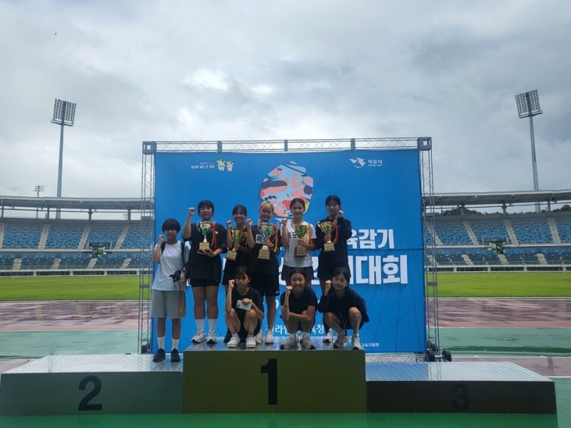 제35회 교육감기 학년별 육상경기대회 목포 대표팀 수상자들이 기념사진을 찍고 있다.(전남교육청 제공, 재판매 및 DB 금지)/뉴스1