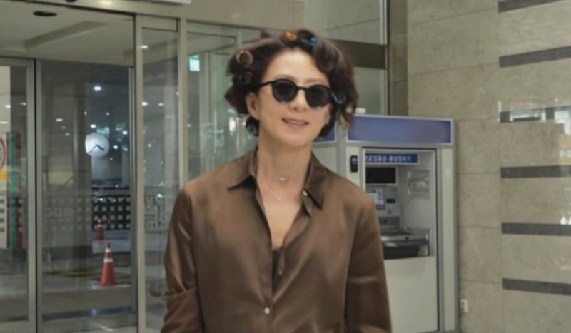 김희애 헤어롤 주렁주렁 달고 '놀뭐' 가요제 MC 출근