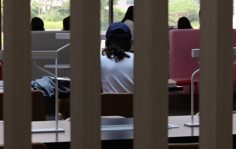 [서울=뉴시스] 황준선 기자 = 서울 시내 한 대학교 라운지에서 학생들이 시간을 보내고 있다. 2025.08.18. hwang@newsis.com