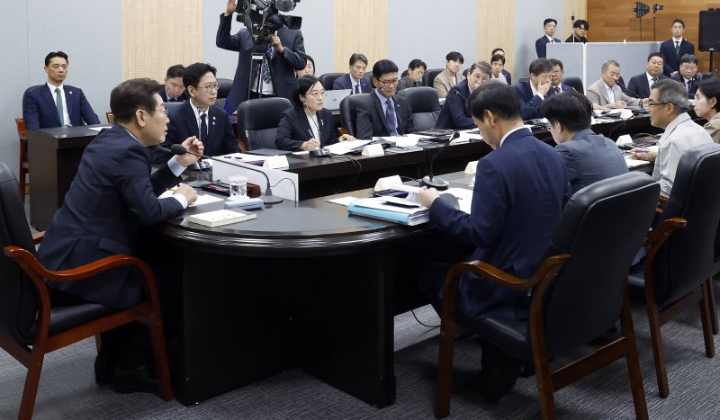 [안산=뉴시스] 최동준 기자 = 이재명 대통령이 3일 경기 안산시 새솔다이아몬드공업에서 열린 K-제조업 기업현장 간담회에서 발언하고 있다. 2025.09.03. photocdj@newsis.com