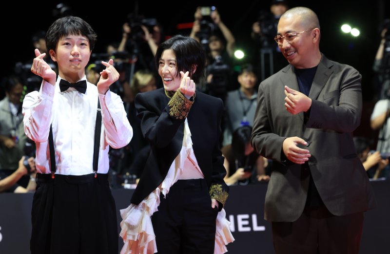 배우 타카타 만사쿠와 심은경, 미야케 쇼 감독이 17일 오후 부산 해운대구 영화의전당에서 열린 ‘제30회 부산국제영화제’(BIFF) 개막식에 참석해 레드카펫을 밟고 있다. 뉴스1