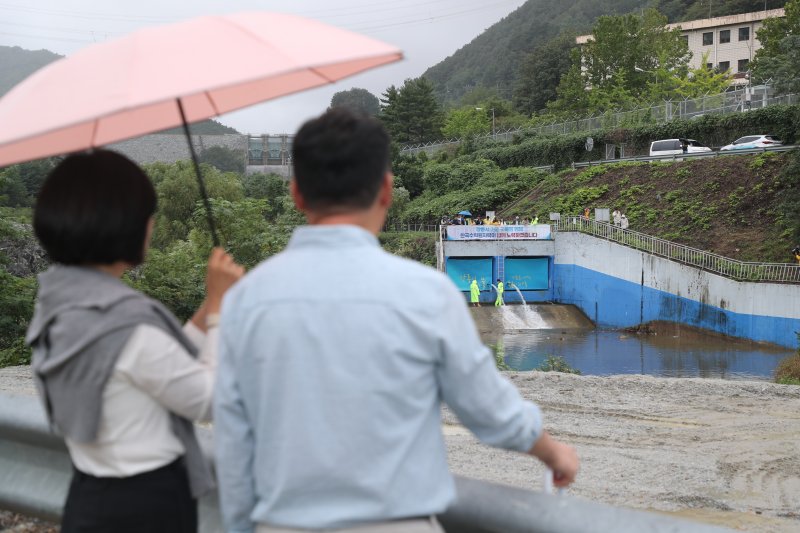 20일 바카라 룰시 성산면 남대천 상류에서 시민들이 바카라 룰 비상 방류를 지켜보고 있다. 바카라 룰 방류는 2001년 수질 문제 등으로 중단된 이후 24년 만이다. 연합뉴스