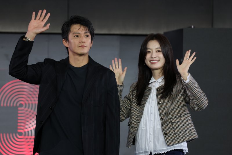 넷플릭스 시리즈 '로맨틱 어나니머스' 배우 한효주와 오구리 슌이 지난 20일 부산 해운대구 영화의전당 BIFF 야외무대에서 제30회 부산국제영화제 무대인사를 하고 있다. 뉴시스