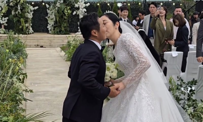 '재혼' 김병만, 아내와 달콤 입맞춤…두 아이 함께 한 결혼식 공개