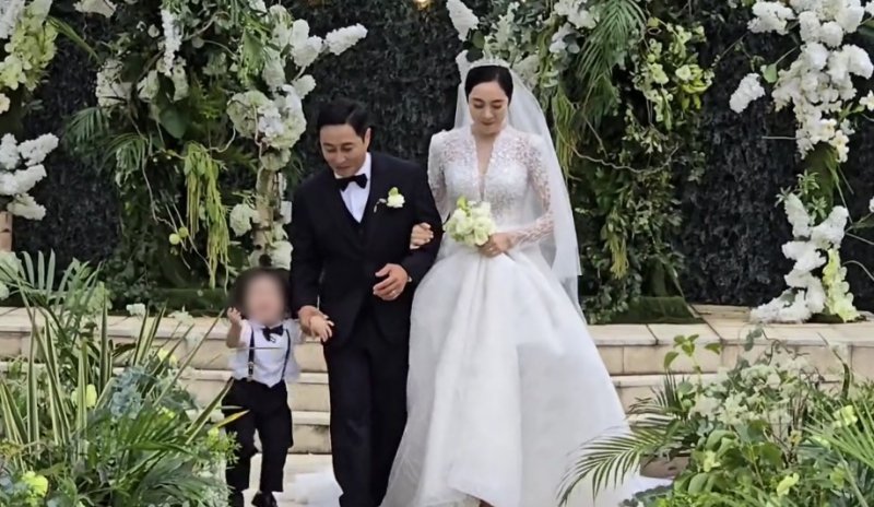 '재혼' 김병만, 아내와 달콤 입맞춤…두 아이 함께 한 결혼식 공개