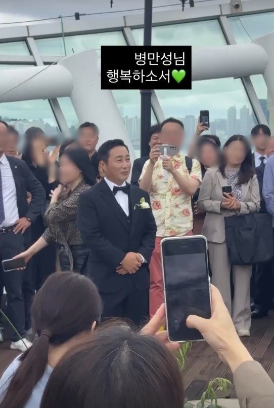 '재혼' 김병만, 아내와 달콤 입맞춤…두 아이 함께 한 결혼식 공개