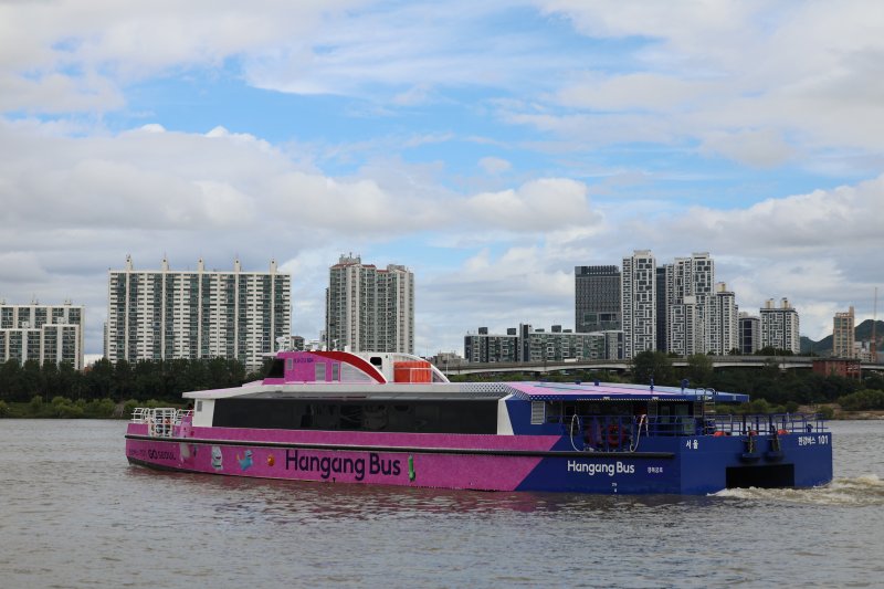 첫 운항을 시작한 한강버스가 지난 18일 오전 서울 송파구 한강버스 잠실 선착장에서 뚝섬선착장으로 이동하고 있다. 한강버스는 상행(마곡-잠실), 하행(잠실-마곡) 구간의 총 7개 선착장(마곡-망원-여의도-압구정-옥수-뚝섬-잠실), 28.9㎞ 구간을 오간다. 2025.9.18/뉴스1 ⓒ News1 황기선 기자