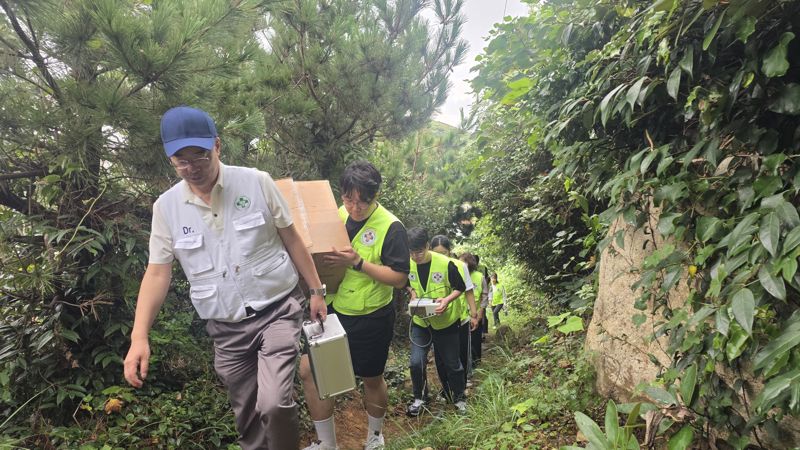 풍랑 헤치고 뱃길로 2시간 험한 '왕진길'