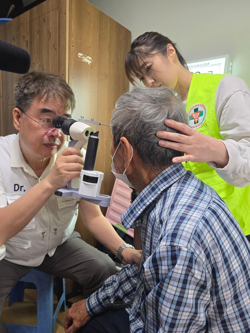 풍랑 헤치고 뱃길로 2시간 험한 '왕진길'