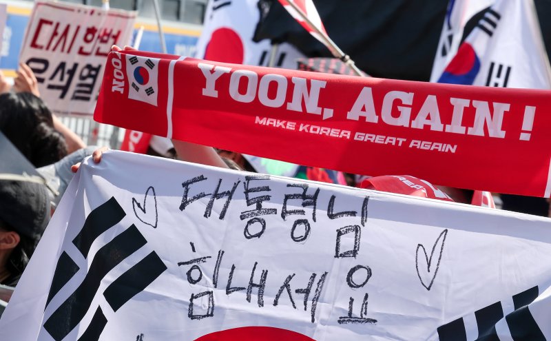 김건희 여사의 각종 의혹을 수사 중인 김건희 특검팀(특별검사 민중기)이 윤석열 전 대통령에 대한 체포영장 집행에 나선 지난 8월 1일 오전 경기도 의왕 서울구치소에서 윤 전 대통령 지지자들이 시위하고 있다. 2025.8.1/뉴스1 ⓒ News1 김성진 기자