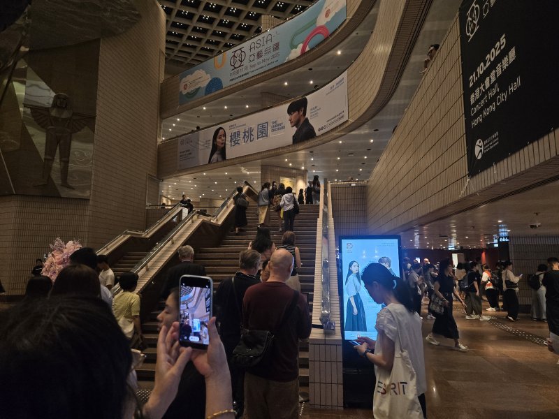 [홍콩=뉴시스]김주희 기자=연극 '벚꽃동산'이 19일 홍콩문화센터 대극장에서 '2025 홍콩 아시아플러스 페스티벌(Asia+ Festival 2025)' 개막작으로 선정돼 공연했다. 사진은 공연 전 극장에 모여든 관객들의 모습. 2025.09.19.