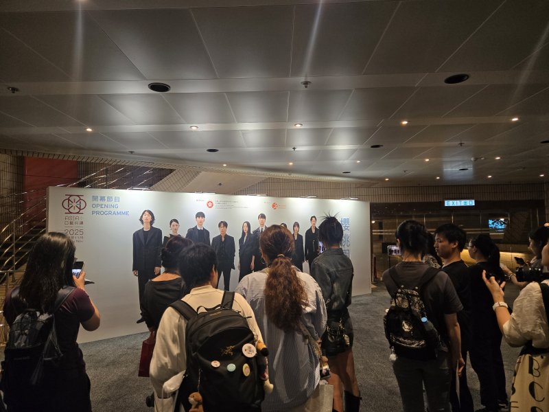 [홍콩=뉴시스]김주희 기자=연극 '벚꽃동산'이 19일 홍콩문화센터 대극장에서 '2025 홍콩 아시아플러스 페스티벌(Asia+ Festival 2025)' 개막작으로 선정돼 공연했다. 사진은 공연 전 포토월 앞에서 기념사진을 찍는 관객들의 모습. 2025.09.19.