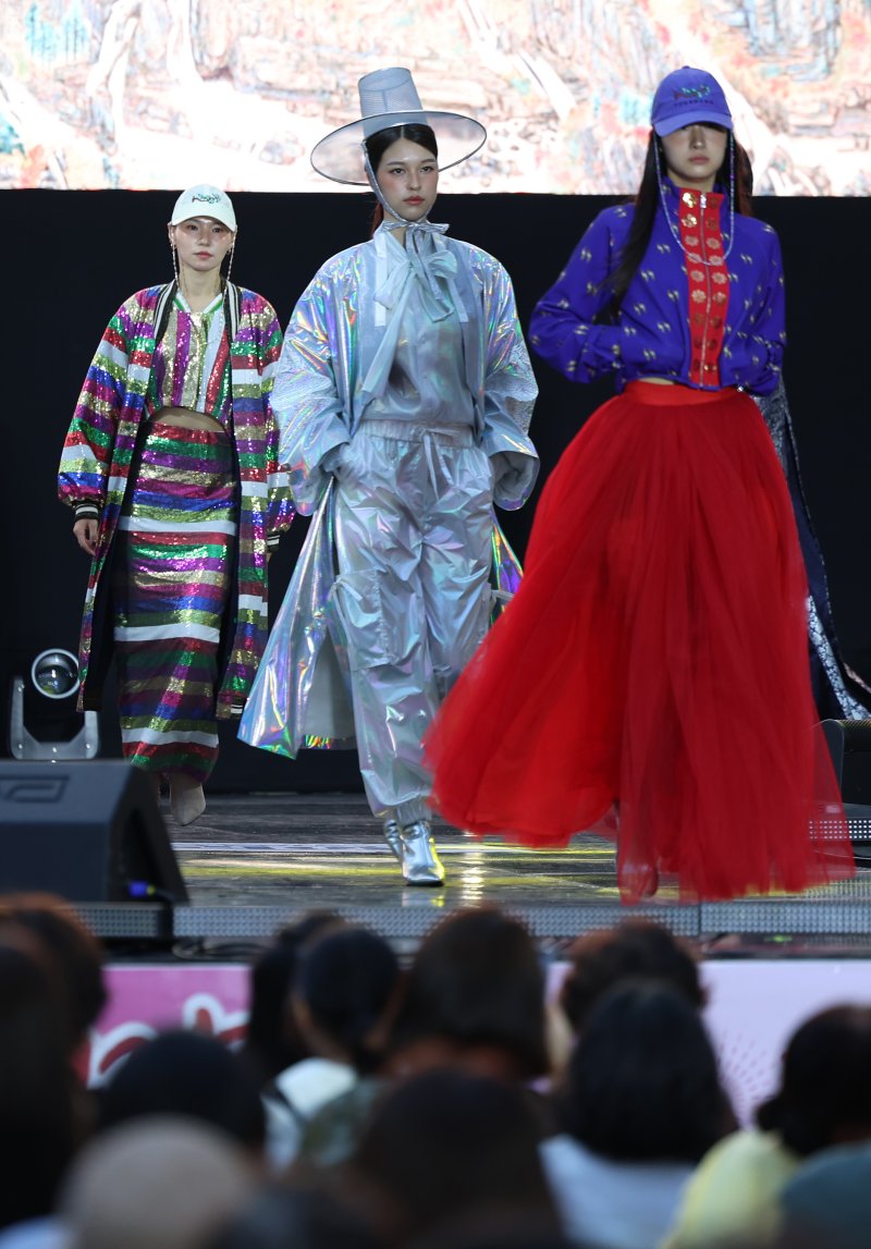 [서울=뉴시스] 조성우 기자 = 20일 서울 마포구 홍대 레드로드 R6에서 열린 레드로드 페스티벌에서 한복 패션쇼가 진행되고 있다. 2025.09.20. xconfind@newsis.com