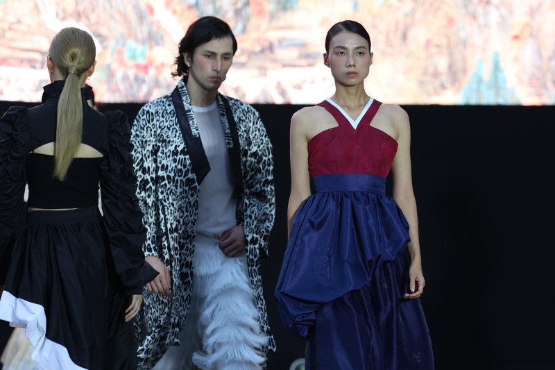 [서울=뉴시스] 조성우 기자 = 20일 서울 마포구 홍대 레드로드 R6에서 열린 레드로드 페스티벌에서 한복 패션쇼가 진행되고 있다. 2025.09.20. xconfind@newsis.com