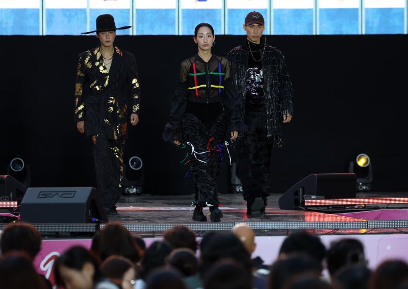 [서울=뉴시스] 조성우 기자 = 20일 서울 마포구 홍대 레드로드 R6에서 열린 레드로드 페스티벌에서 한복 패션쇼가 진행되고 있다. 2025.09.20. xconfind@newsis.com