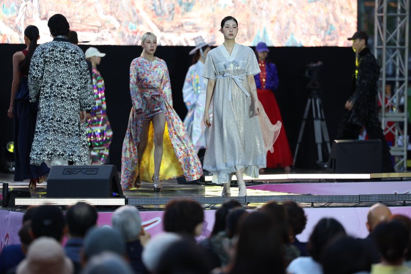 [서울=뉴시스] 조성우 기자 = 20일 서울 마포구 홍대 레드로드 R6에서 열린 레드로드 페스티벌에서 한복 패션쇼가 진행되고 있다. 2025.09.20. xconfind@newsis.com