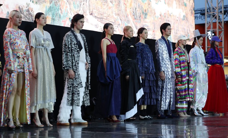 [서울=뉴시스] 조성우 기자 = 20일 서울 마포구 홍대 레드로드 R6에서 열린 레드로드 페스티벌에서 한복 패션쇼가 진행되고 있다. 2025.09.20. xconfind@newsis.com