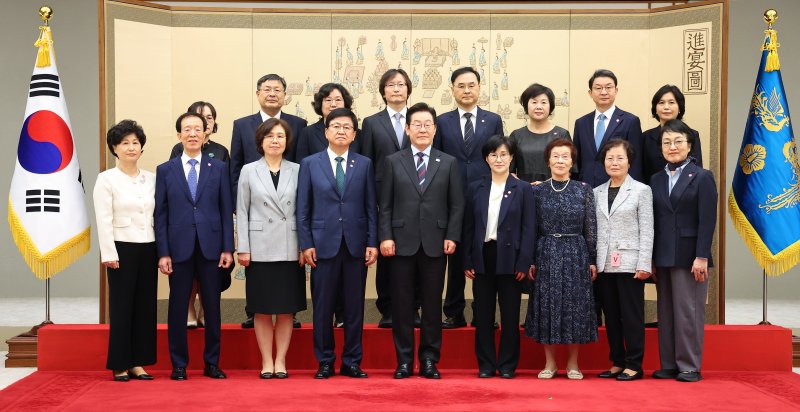 [서울=뉴시스] 고범준 기자 = 이재명 대통령이 15일 서울 용산 대통령실 청사에서 열린 임명장 수여식에서 참석자들과 기념촬영을 하고 있다. (대통령실통신사진기자단) 2025.09.15. bjko@newsis.com