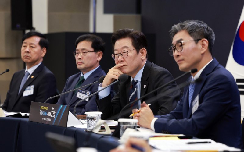 [서울=뉴시스] 고범준 기자 = 이재명 대통령이 15일 서울 성북구 한국과학기술연구원(KIST)에서 열린 제1차 핵심규제 합리화 전략회의에서 참석자 발언을 듣고 있다. 2025.09.15. bjko@newsis.com