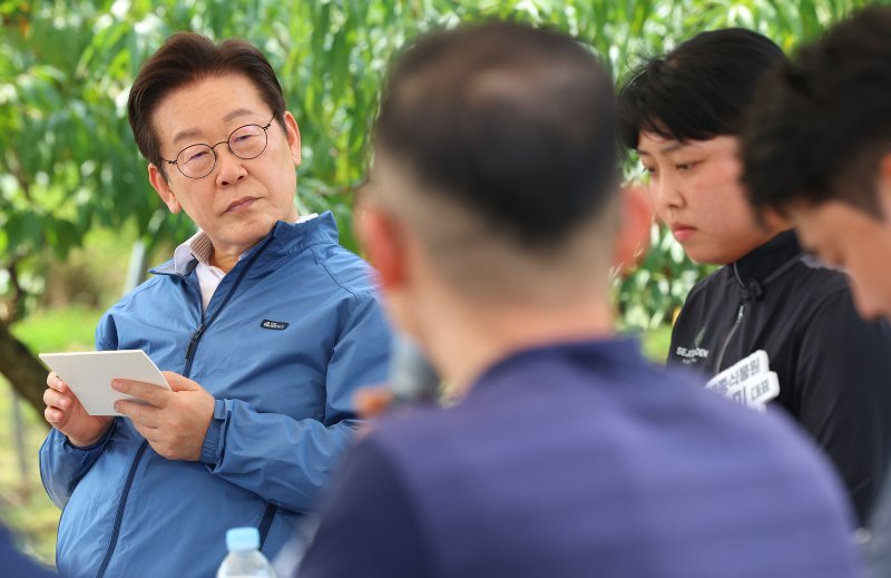 [세종=뉴시스] 고범준 기자 = 이재명 대통령이 16일 세종시 전동면 조일농원에서 열린 청년 농업인 간담회에서 참석자 발언을 듣고 있다. (대통령실통신사진기자단) 2025.09.16. bjko@newsis.com