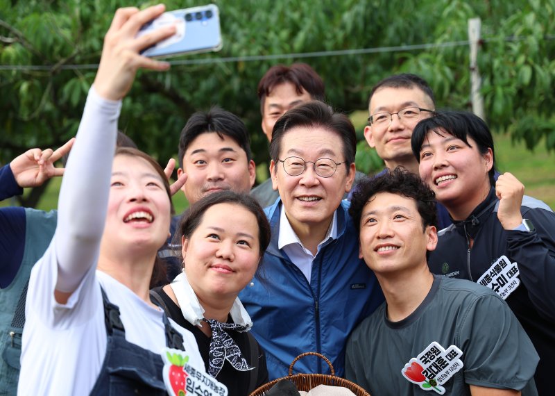 [세종=뉴시스] 고범준 기자 = 이재명 대통령이 16일 세종시 전동면 조일농원에서 열린 청년 농업인 간담회에서 농업인들과 기념촬영을 하고 있다. (대통령실통신사진기자단) 2025.09.16. bjko@newsis.com