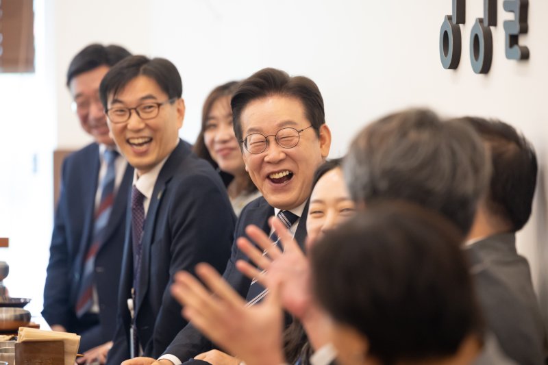 [서울=뉴시스] 이재명 대통령이 16일 세종시 정부세종청사에서 제42회 국무회의를 마치고 각 부처 실무 공무원들과 한 식당에서 오찬을 하고 있다. (사진=대통령실 제공) 2025.09.16. photo@newsis.com *재판매 및 DB 금지