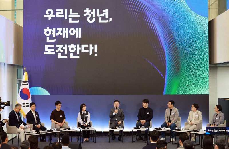 [성남=뉴시스] 고범준 기자 = 이재명 대통령이 17일 경기도 성남시 스타트업 스퀘어에서 열린 청년 스타트업 상상콘서트에서 발언하고 있다. 2025.09.17. bjko@newsis.com