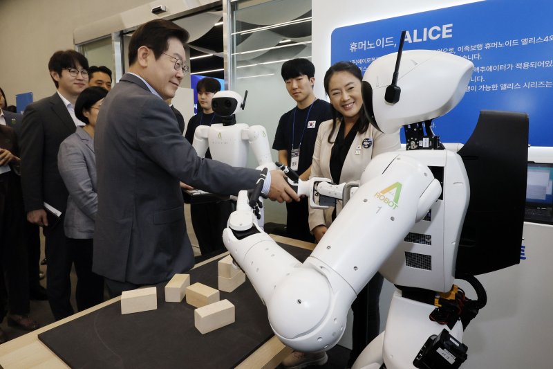[성남=뉴시스] 고범준 기자 = 이재명 대통령이 17일 경기도 성남시 스타트업 스퀘어에서 스타트업 전시 부스를 방문해 에이로봇 시연을 관람하고 있다. 2025.09.17. bjko@newsis.com