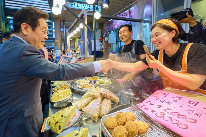 [서울=뉴시스] 이재명 대통령이 17일 성남시 태평동 현대시장을 방문해 상인들과 인사를 하고 있다. (사진=대통령실 제공) 2025.09.17. photo@newsis.com *재판매 및 DB 금지