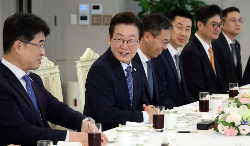 [서울=뉴시스] 고범준 기자 = 이재명 대통령이 18일 서울 용산 대통령실 청사에서 열린 증권사 리서치센터장 오찬 간담회에서 발언하고 있다. (대통령실통신사진기자단) 2025.09.18. bjko@newsis.com