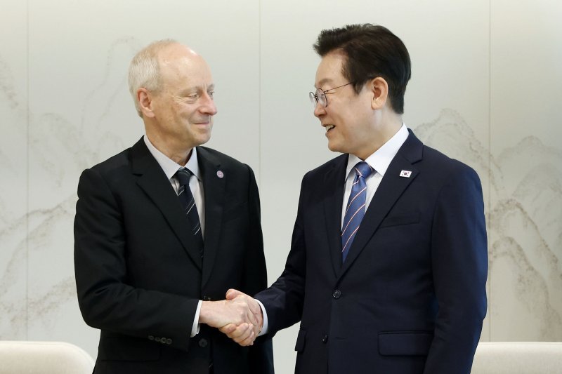 [서울=뉴시스] 최동준 기자 = 이재명 대통령이 18일 서울 용산 대통령실 청사에서 마이클 샌델 미국 하버드대학교 교수를 만나 악수하고 있다. 2025.09.18. photocdj@newsis.com