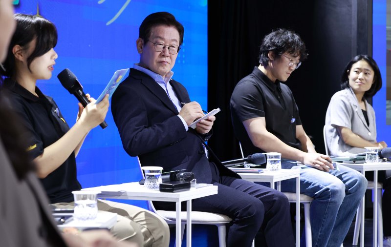 [서울=뉴시스] 최동준 기자 = 이재명 대통령이 19일 서울 마포구 구름아래 소극장에서 열린 2030 청년 소통·공감 토크콘서트에서 참석자 발언을 듣고 있다. 2025.09.19. photocdj@newsis.com